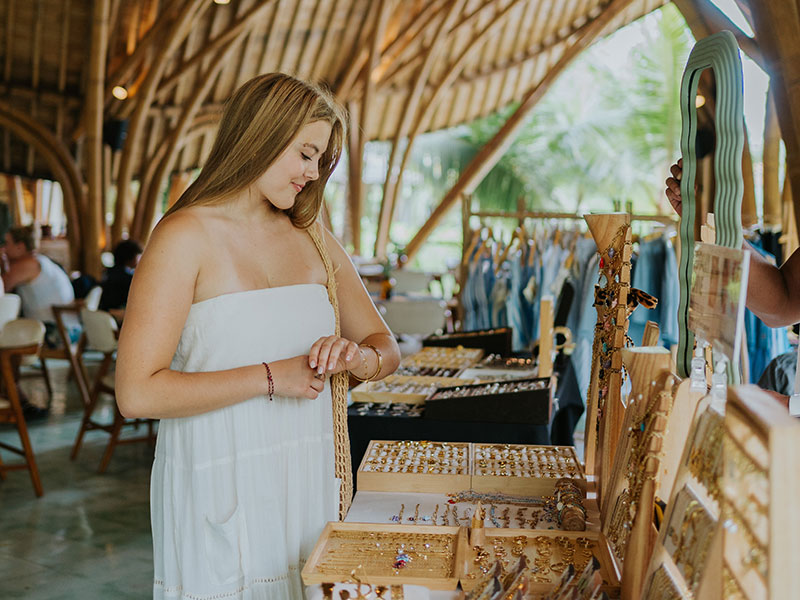 monday market at tlaga singha bali